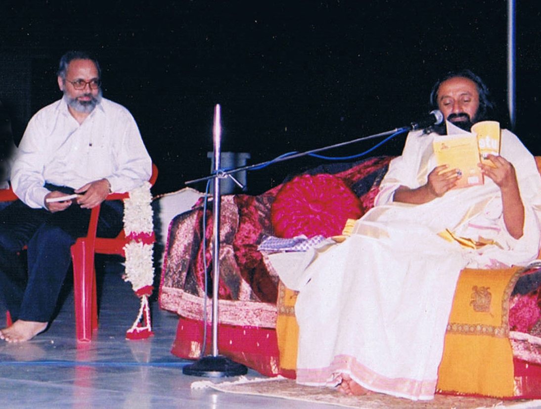 His Holiness Sri Sri Ravi Shankar releasing Niranjan Babu's Book on Vastu