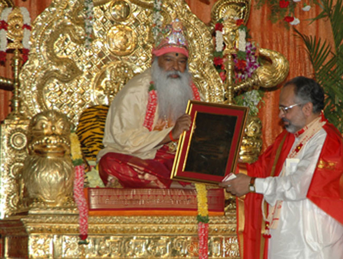 Receiving honour from Ganapathi Sachidananda Swamiji